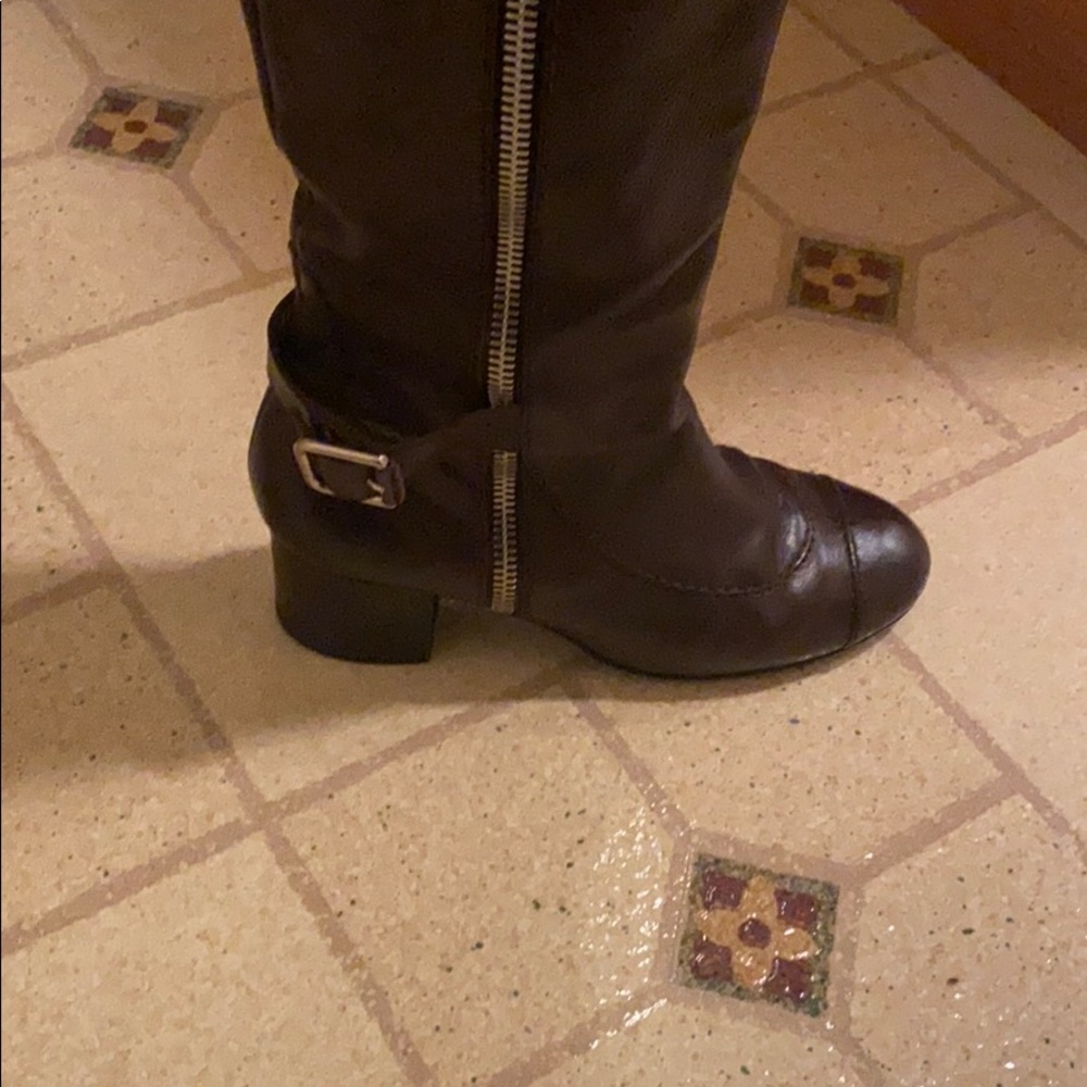Brown leather Chanel boots! - Picture 4 of 7